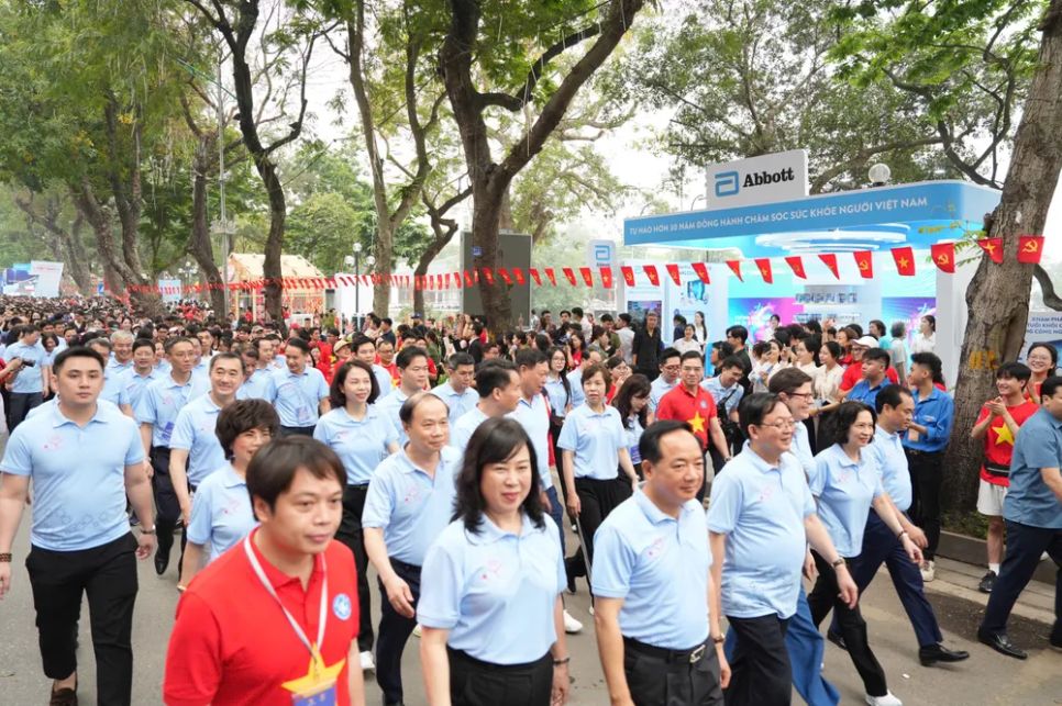 Đồng chí Trịnh Văn Quyết cùng lãnh đạo các bộ, ngành tham gia chương trình đi bộ. Ảnh: NGUYỄN QUỐC