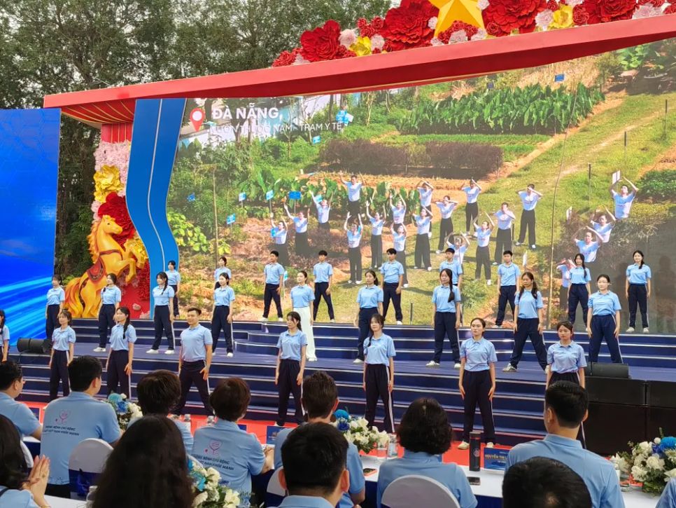 Màn đồng diễn dưỡng sinh đến từ 500 cán bộ, giảng viên, sinh viên Học viện Y - Dược học cổ truyền Việt Nam. Ảnh: NGUYỄN QUỐC