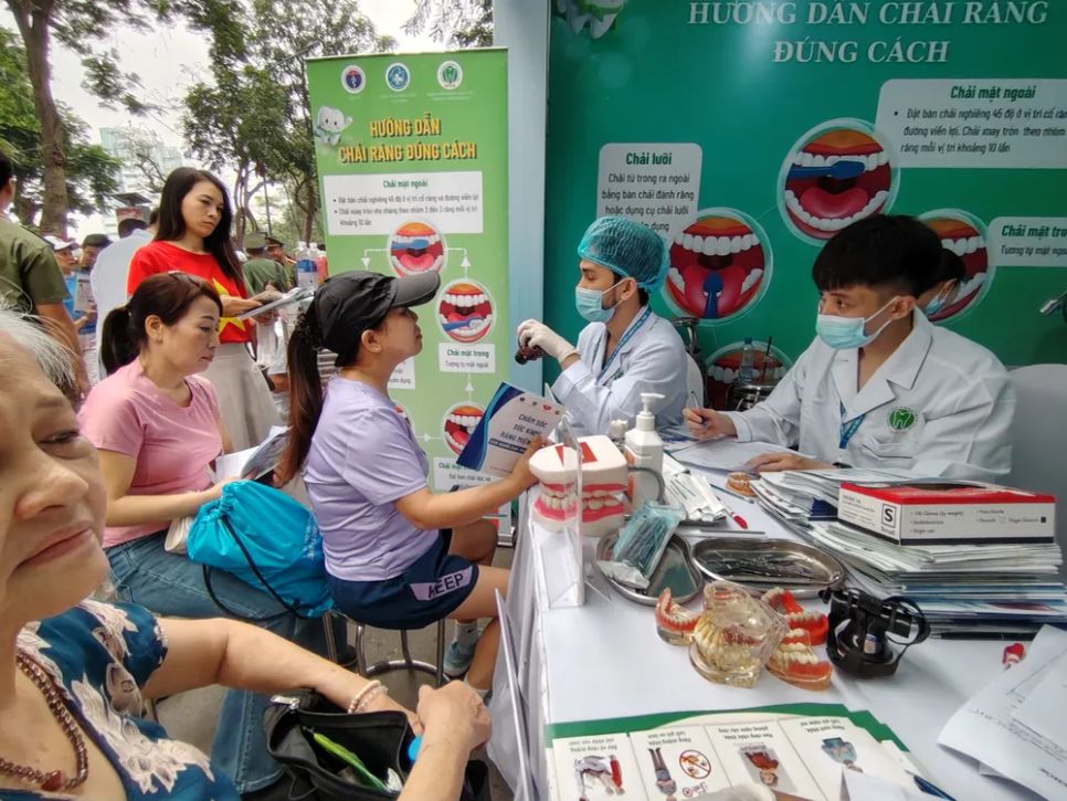 Người dân được tư vấn thăm khám sức khỏe miễn phí. Ảnh: NGUYỄN QUỐC