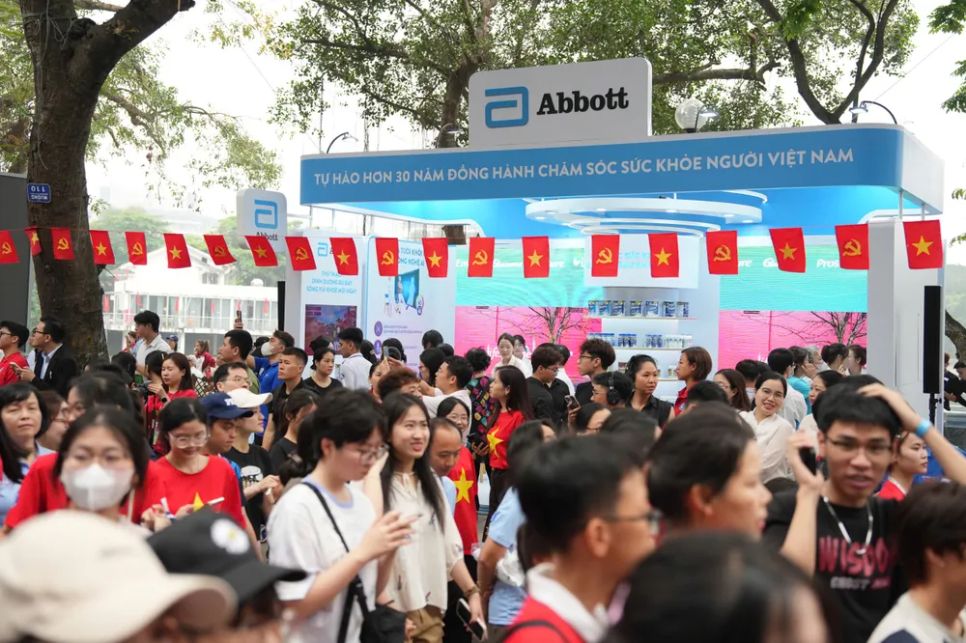 Người dân và các bạn trẻ tham gia hưởng ứng mít tinh. Ảnh: NGUYỄN QUỐC