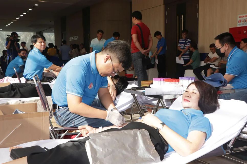 Khoảng 300 người đã tham gia ngày hội hiến máu. Ảnh: QUANG VŨ