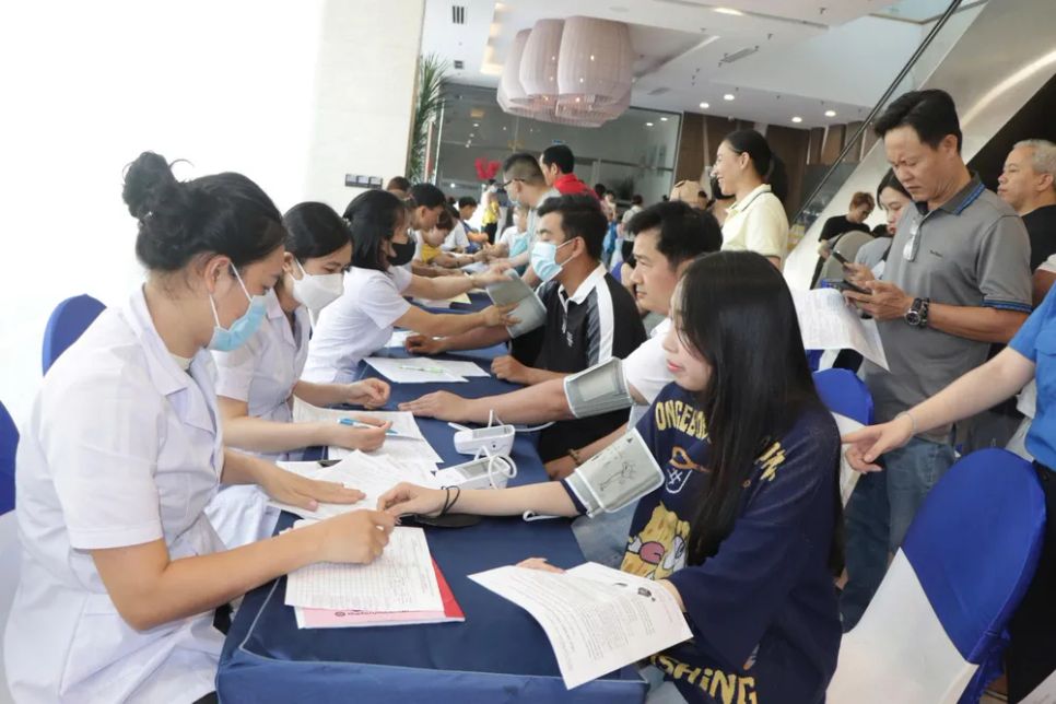 Nhân viên y tế khám sàng lọc cho người hiến máu trước khi hiến. Ảnh: QUANG VŨ