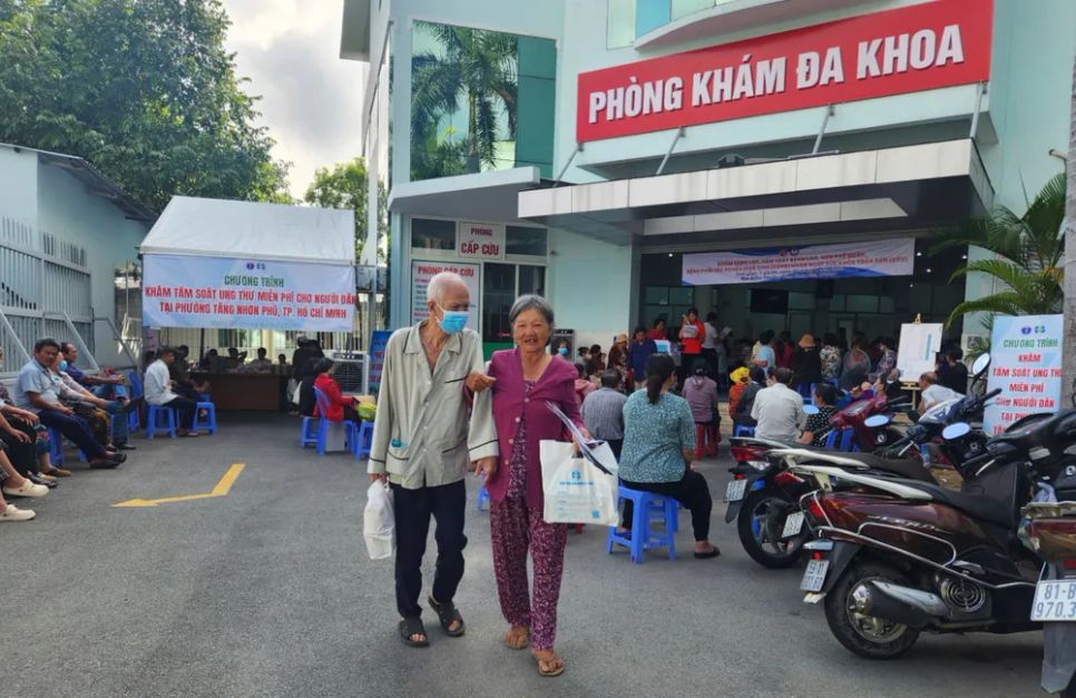 Bà Lê Thị Hồng đưa chồng đến khám bệnh miễn phí tại TYT phường Tăng Nhơn Phú, ngày 5-4. Bà Lê Thị Hồng đưa chồng đến khám bệnh miễn phí tại TYT phường Tăng Nhơn Phú, ngày 5-4.