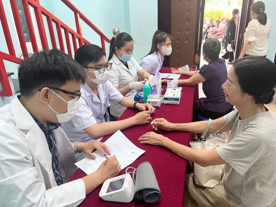 Khoảng 500 người cao tuổi phường Tân Hưng được bác sĩ Bệnh viện Đại học Y Dược TPHCM khám, tầm soát bệnh và được cấp phát thuốc miễn phí sau khám. - Ảnh: THU HƯỜNG Khoảng 500 người cao tuổi phường Tân Hưng được bác sĩ Bệnh viện Đại học Y Dược TPHCM khám, tầm soát bệnh và được cấp phát thuốc miễn phí sau khám. - Ảnh: THU HƯỜNG