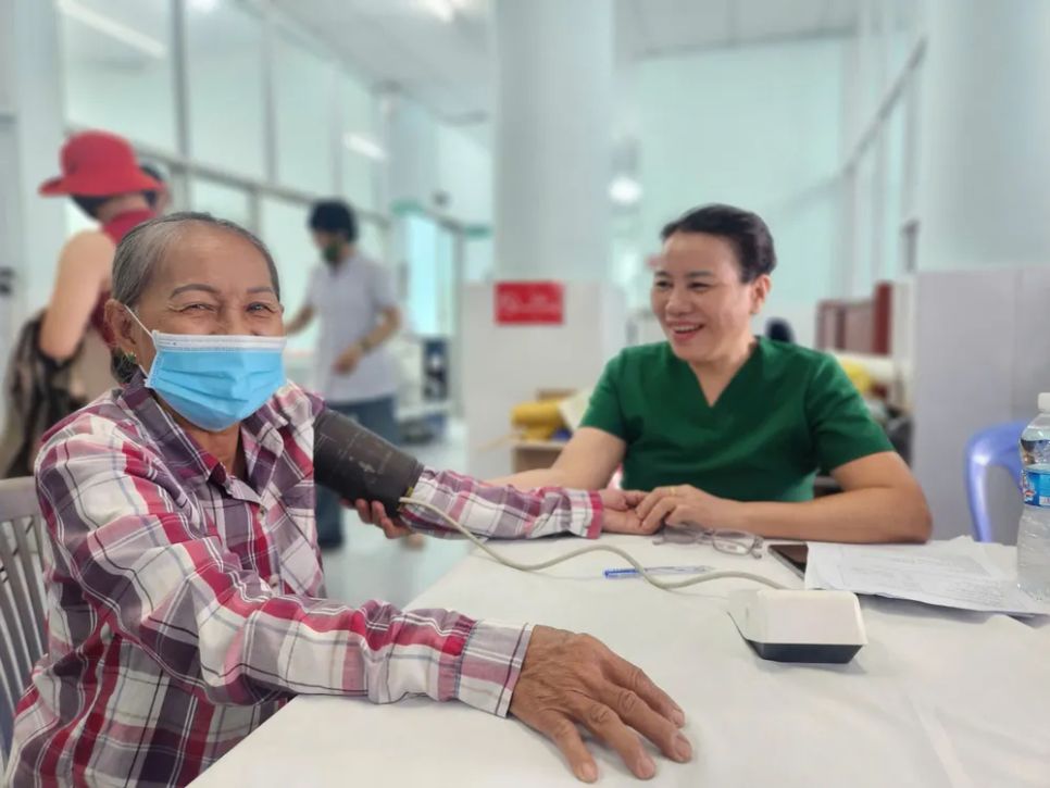 Người dân được kiểm tra sức khỏe trước khi vào khu vực khám chuyên khoa. Người dân được kiểm tra sức khỏe trước khi vào khu vực khám chuyên khoa.