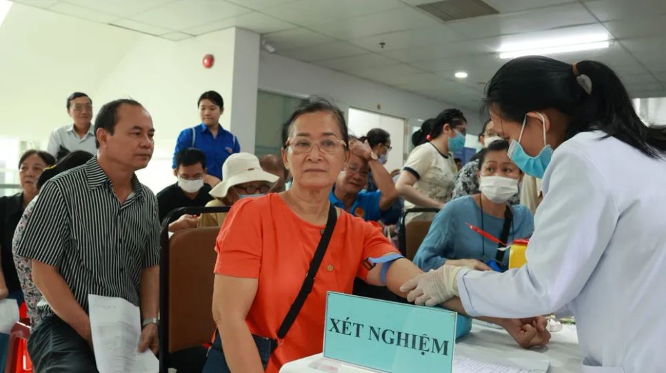 Người dân được xét nghiệm tầm soát bệnh tật tại điểm khám miễn phí phường Xuân Hoà Người dân được xét nghiệm tầm soát bệnh tật tại điểm khám miễn phí phường Xuân Hoà