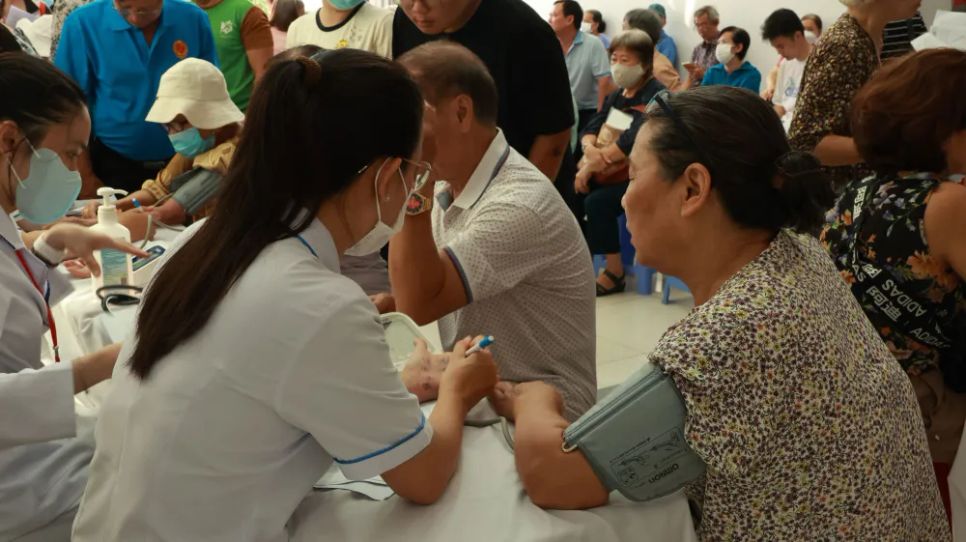 Nhân viên y tế tận tình hướng dẫn người dân chăm sóc sức khỏe Nhân viên y tế tận tình hướng dẫn người dân chăm sóc sức khỏe