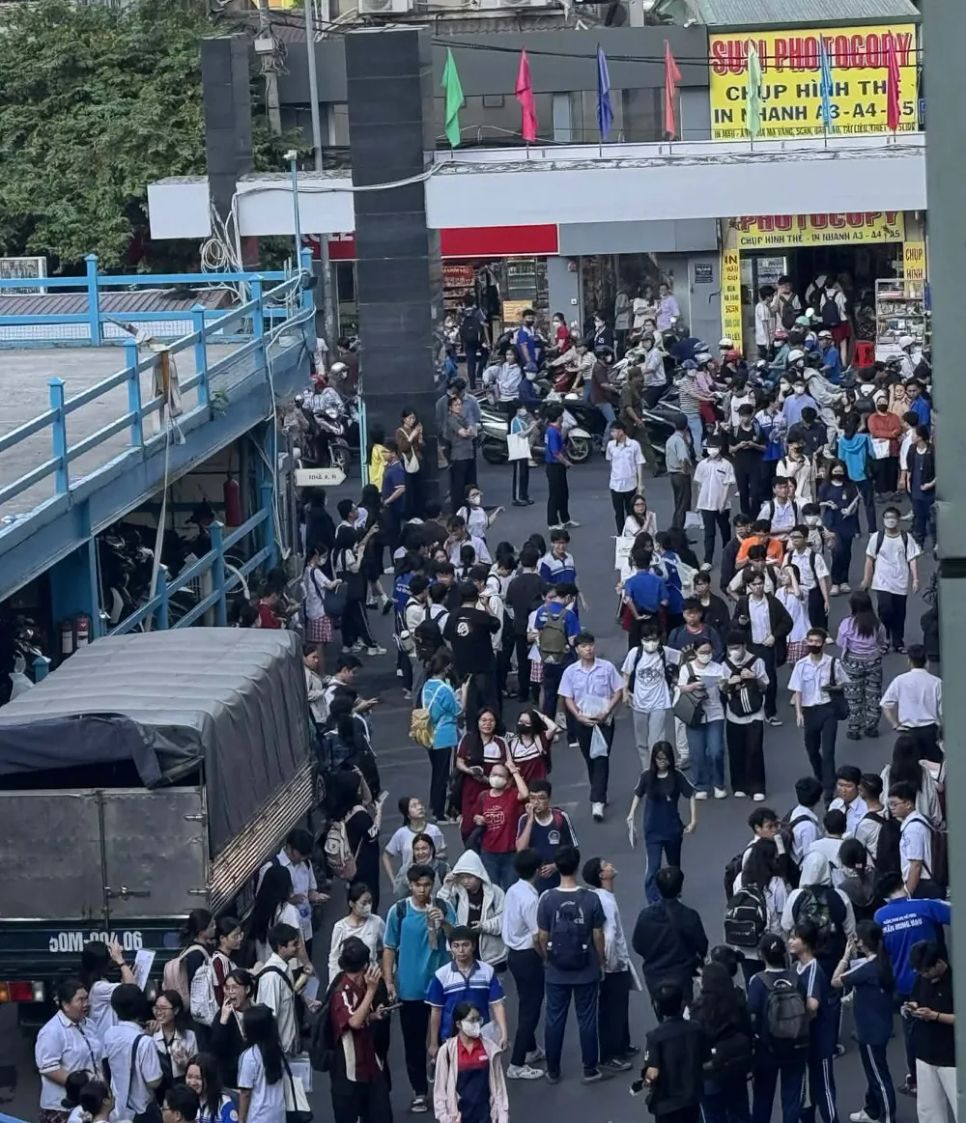 Thí sinh đến điểm thi tại cơ sở chính của Trường ĐH Công nghiệp TPHCM - Ảnh: THANH HÙNG Thí sinh đến điểm thi tại cơ sở chính của Trường ĐH Công nghiệp TPHCM - Ảnh: THANH HÙNG