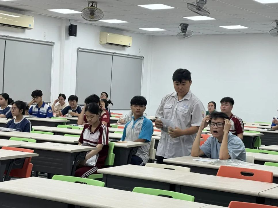 Thí sinh vào phòng thi tại điểm thi Trường ĐH Công nghiệp TPHCM Thí sinh vào phòng thi tại điểm thi Trường ĐH Công nghiệp TPHCM