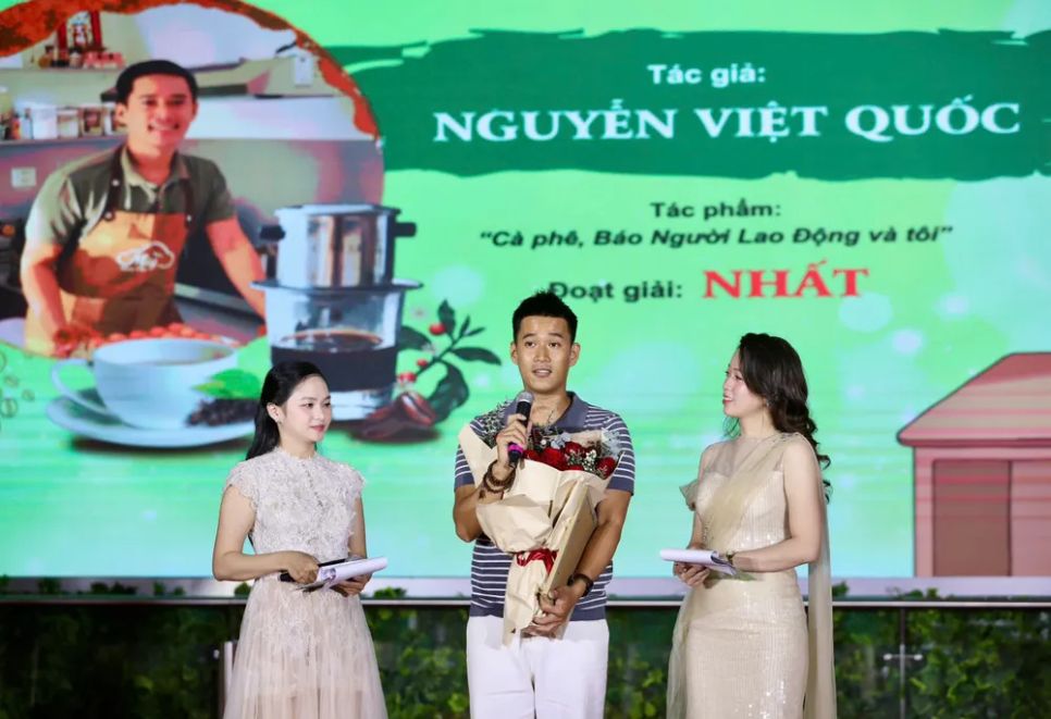 Ban Tổ chức trao giải Nhất cho tác giả Nguyễn Việt Quốc