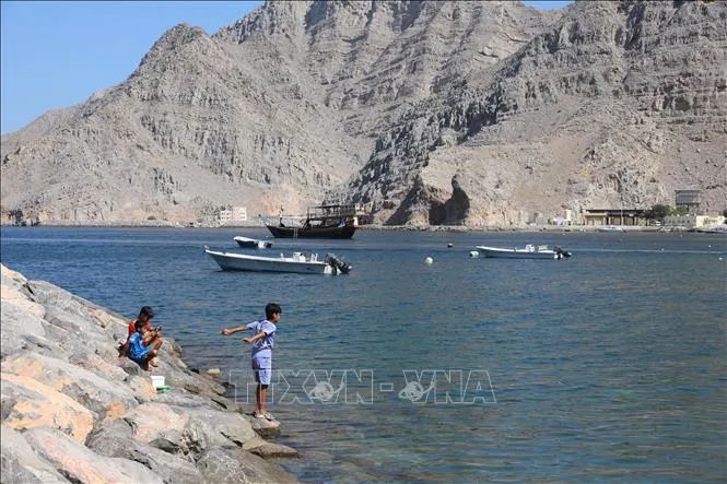 Quang cảnh làng Kumzar ở Oman, gần eo biển Hormuz. Ảnh tư liệu: THX/TTXVN Quang cảnh làng Kumzar ở Oman, gần eo biển Hormuz. Ảnh tư liệu: THX/TTXVN