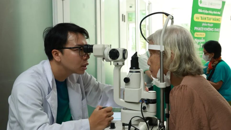 Bác sĩ đang thăm khám mắt cho người dân phường Xuân Hòa Bác sĩ đang thăm khám mắt cho người dân phường Xuân Hòa