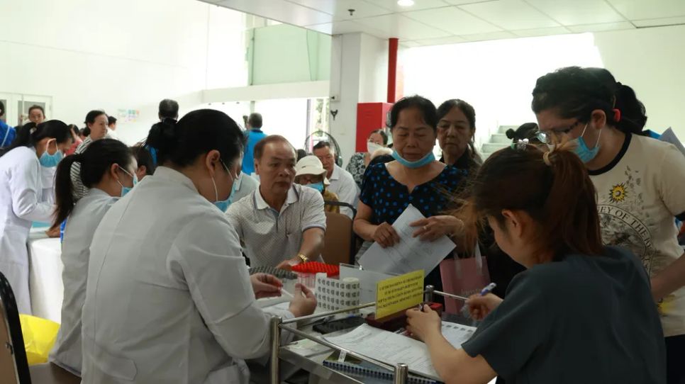 Người dân khám sức khỏe tại điểm khám phường Xuân Hòa vào ngày 5-4 Người dân khám sức khỏe tại điểm khám phường Xuân Hòa vào ngày 5-4