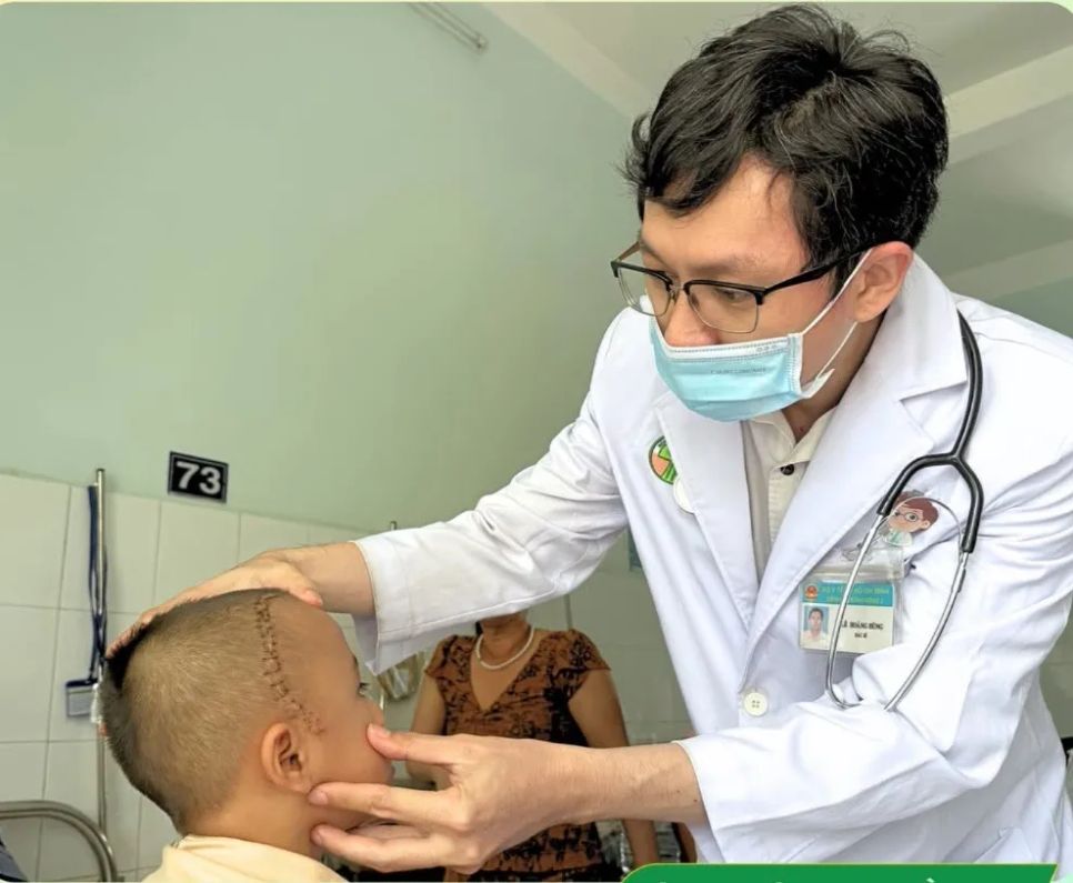 Bác sĩ kiểm tra tình trạng vết mổ cho bệnh nhi.