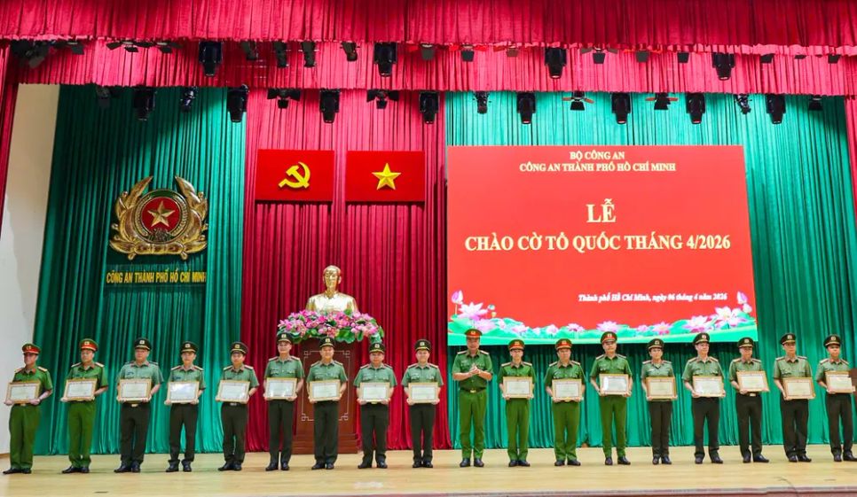 Các cá nhân, tập thể vinh dự đón nhận Bằng khen của Bộ Công an