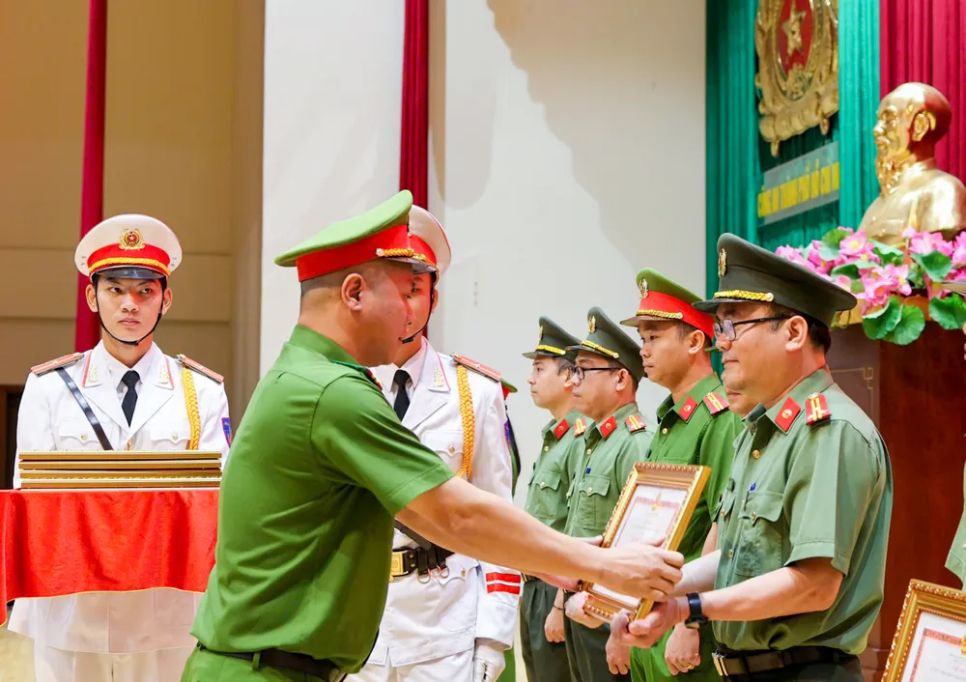 Thượng tá Nguyễn Thành Hưng, Phó Giám đốc Công an TPHCM trao Bằng khen của UBND TPHCM cho các cá nhân và tập thể xuất sắc