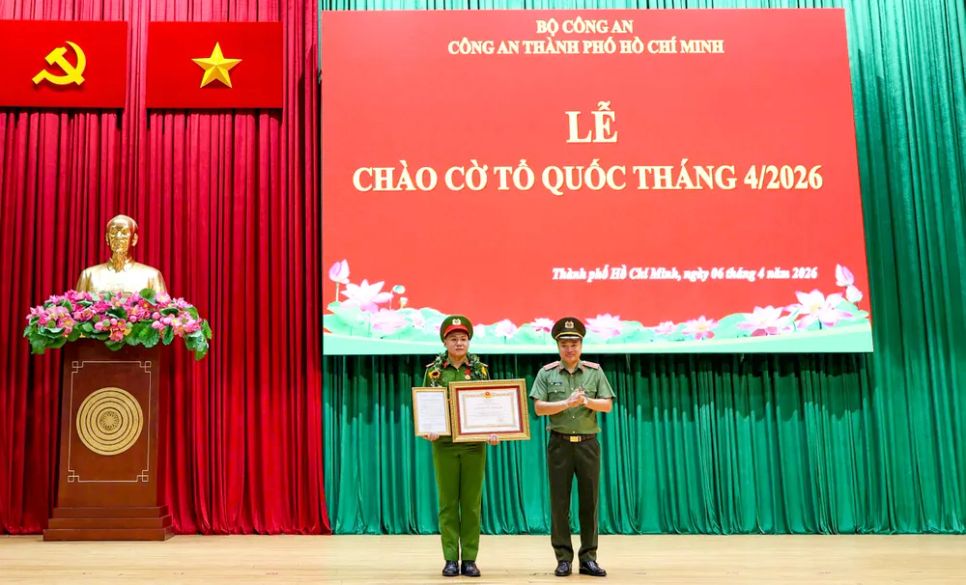 Trung tướng Mai Hoàng, Giám đốc Công an TPHCM trao Huân chương Dũng cảm của Chủ tịch nước tặng đồng chí Nguyễn Mai Thi