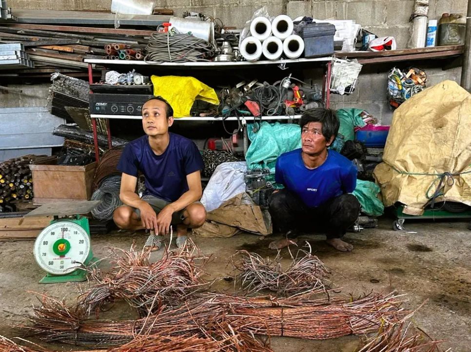 Hai đối tượng bị bắt giữ cùng tang vật liên quan Hai đối tượng bị bắt giữ cùng tang vật liên quan