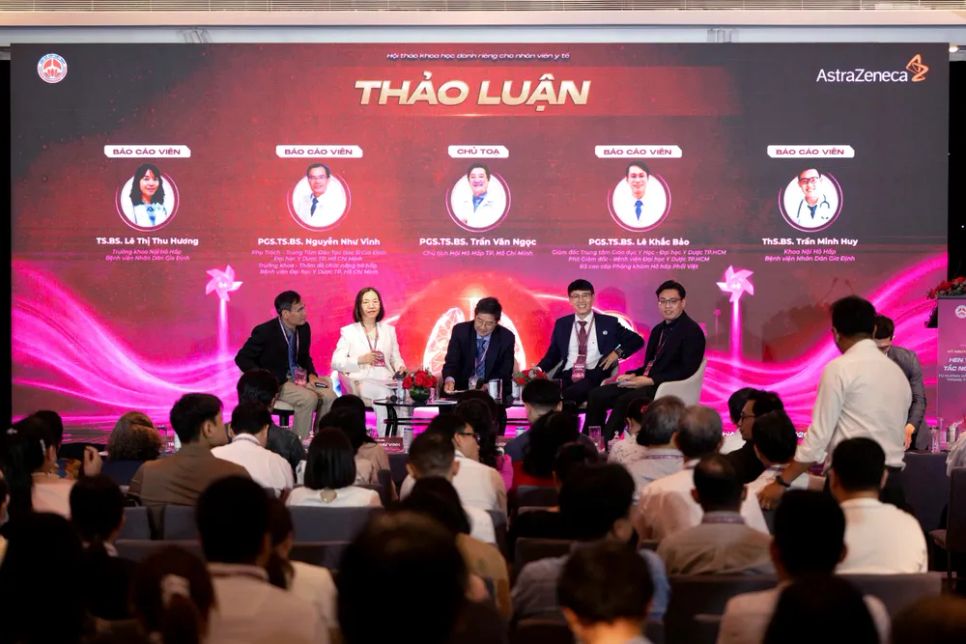 Các chuyên gia thảo luận tại hội nghị