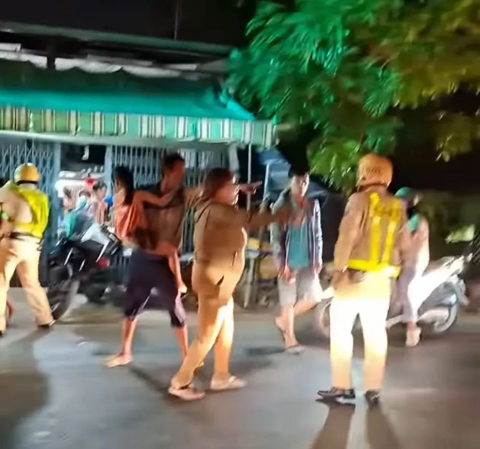 Hiện trường vụ việc do người dân ghi lại. Ảnh cắt từ clip