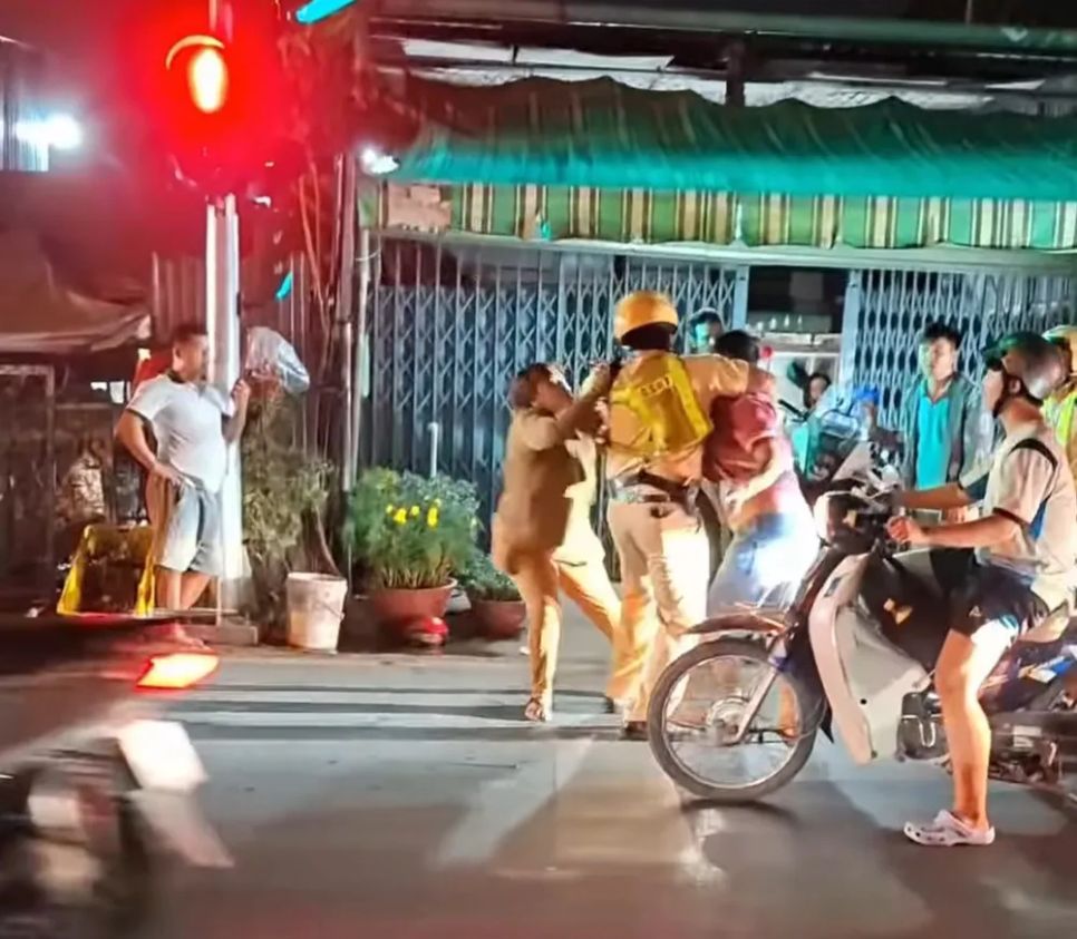 Nhóm người có hành vi cản trở, chống đối lực lượng CSGT