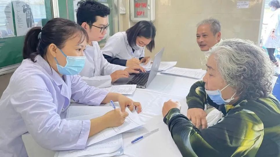 Nhân viên Trạm y tế phường Tân Hưng Thuận (TPHCM) khám sức khỏe cho người dân