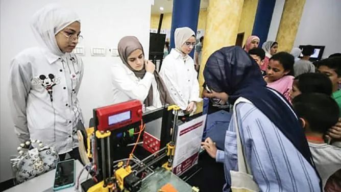 Nữ sinh Palestine tìm hiểu công nghệ tại thành phố Gaza, Dải Gaza. ẢNH: MERIB Nữ sinh Palestine tìm hiểu công nghệ tại thành phố Gaza, Dải Gaza. ẢNH: MERIB