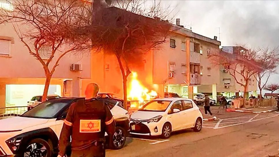 Hiện trường vụ tấn công từ Iran tại thành phố Haifa, Israel. ẢNH: MAGEN DAVID ADOM Hiện trường vụ tấn công từ Iran tại thành phố Haifa, Israel. ẢNH: MAGEN DAVID ADOM