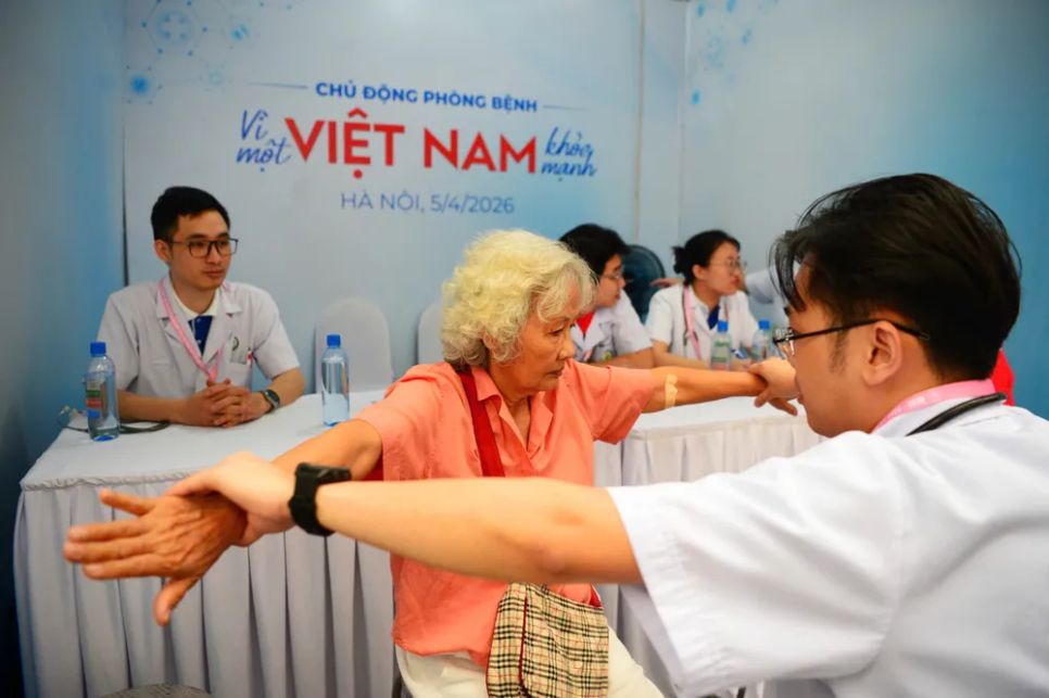 Các bác sĩ thăm khám sức khỏe cho người cao tuổi