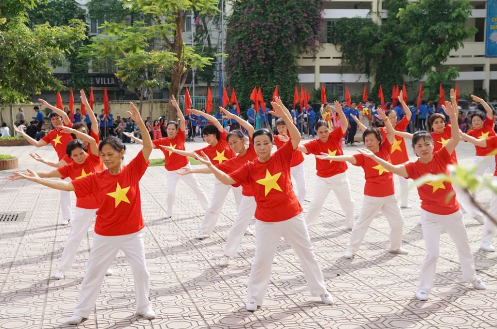 Màn đồng diễn thể dục nâng cao sức khỏe của các thành viên hội phụ nữ. Ảnh: VIẾT CHUNG