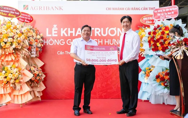 Agribank Chi nhánh Cái Răng trao 50 triệu đồng cho phường Cái Răng thực hiện an sinh xã hội