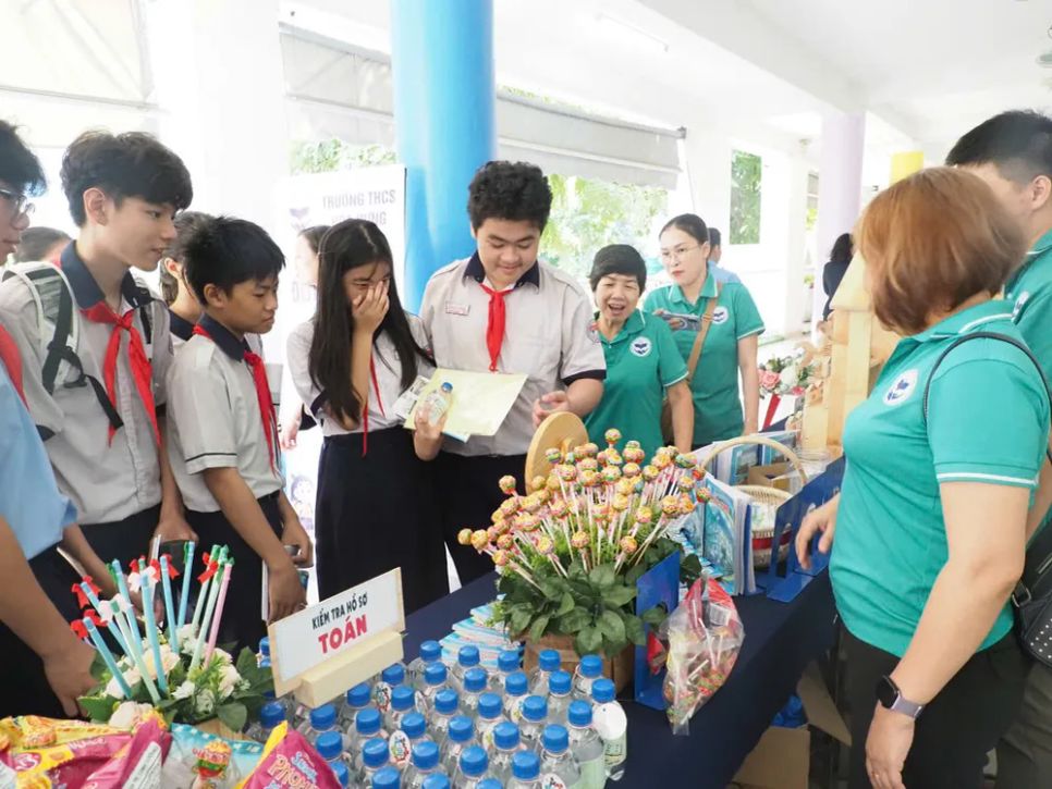 Học sinh tìm hiểu về các trường THCS tại ngày hội hội tư vấn tuyển sinh do UBND phường Hòa Hưng tổ chức vào ngày 29-3-2026