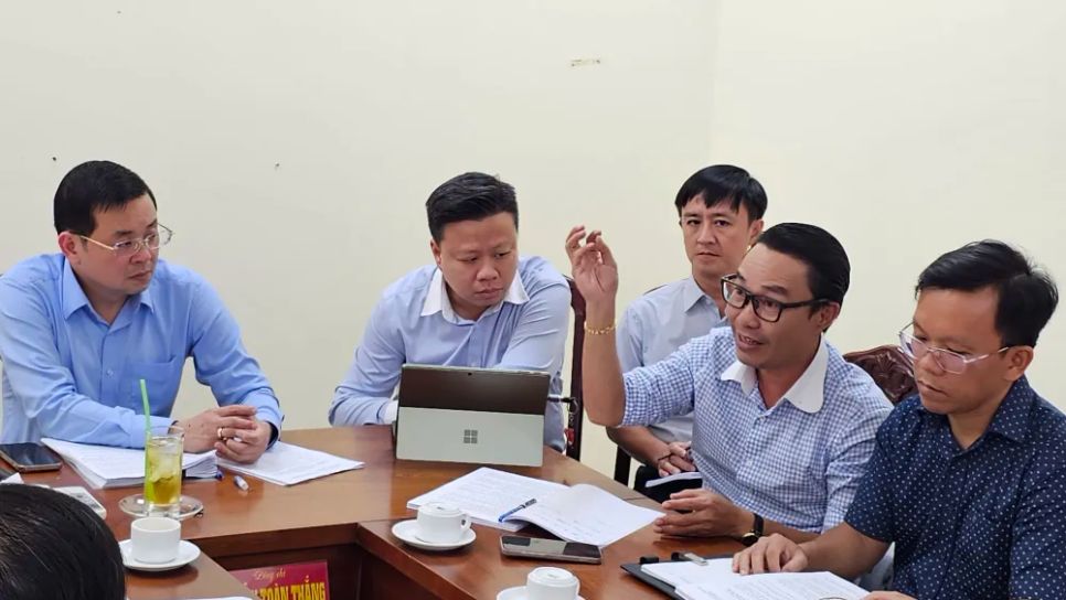 Giám đốc Nguyễn Toàn Thắng nghe ý kiến của doanh nghiệp trình bày vướng mắc cuả dự án Giám đốc Nguyễn Toàn Thắng nghe ý kiến của doanh nghiệp trình bày vướng mắc cuả dự án