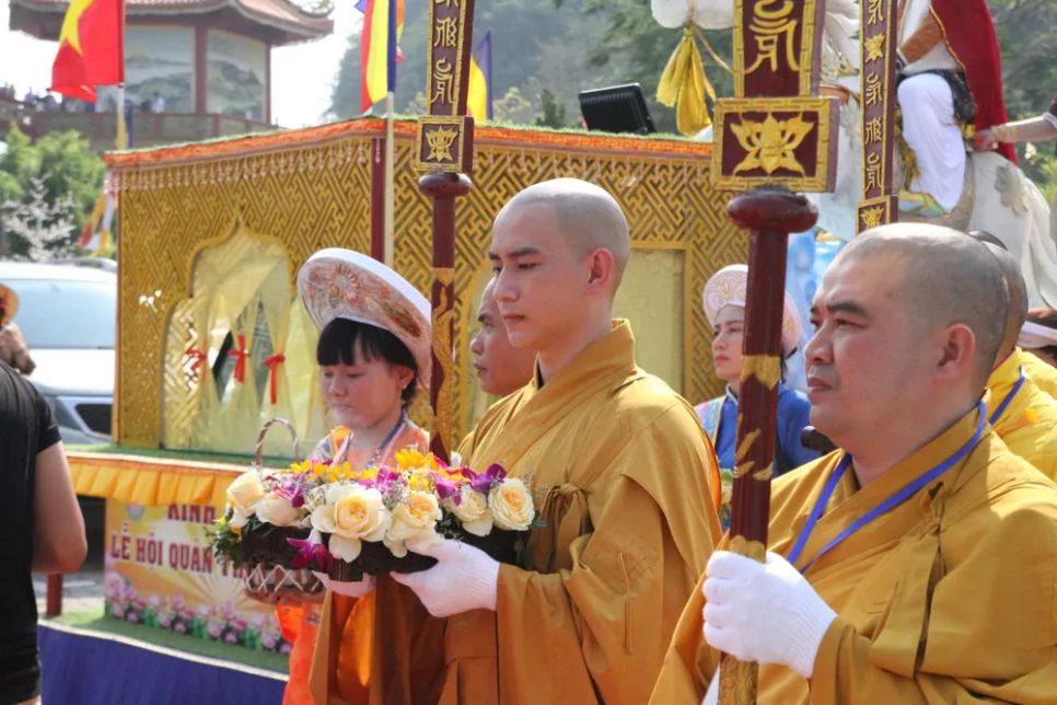 <p> Buổi lễ diễn ra trong không khí trang nghiêm, thu hút người dân và du khách theo dõi</p>