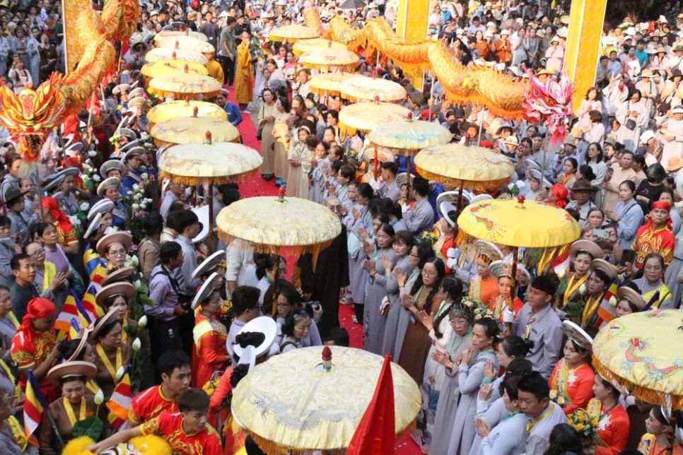 <p> Hàng ngàn Tăng ni, Phật tử cùng du khách đổ về chùa Quán Thế Âm để theo dõi, chiêm bái Lễ Vía Đức Bồ tát Quán Thế Âm </p>