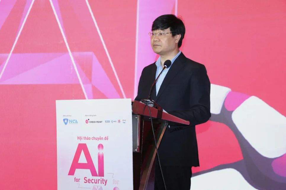 Đại tá Nguyễn Hồng Quân phát biểu tại hội thảo. Ảnh: NCA