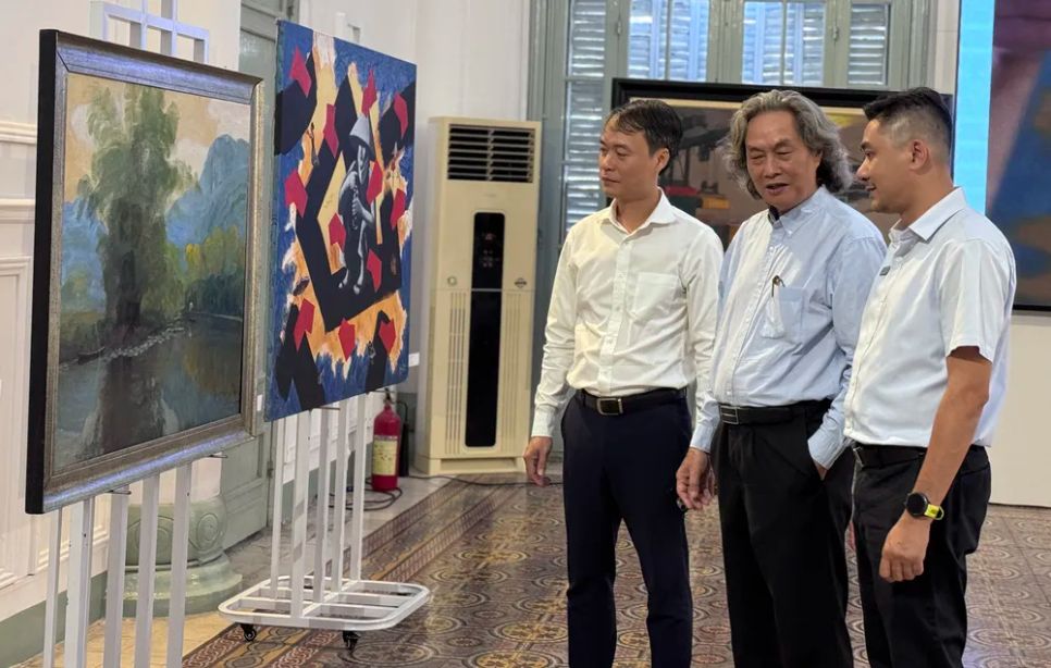 Các đại biểu, khách mời tham quan, thưởng lãm tác phẩm