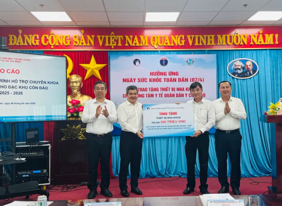 Bệnh viện Răng hàm mặt Trung ương TPHCM trao tặng thiết bị nha khoa trị giá 300 triệu đồng cho Trung tâm y tế quân dân y Côn Đảo Bệnh viện Răng hàm mặt Trung ương TPHCM trao tặng thiết bị nha khoa trị giá 300 triệu đồng cho Trung tâm y tế quân dân y Côn Đảo