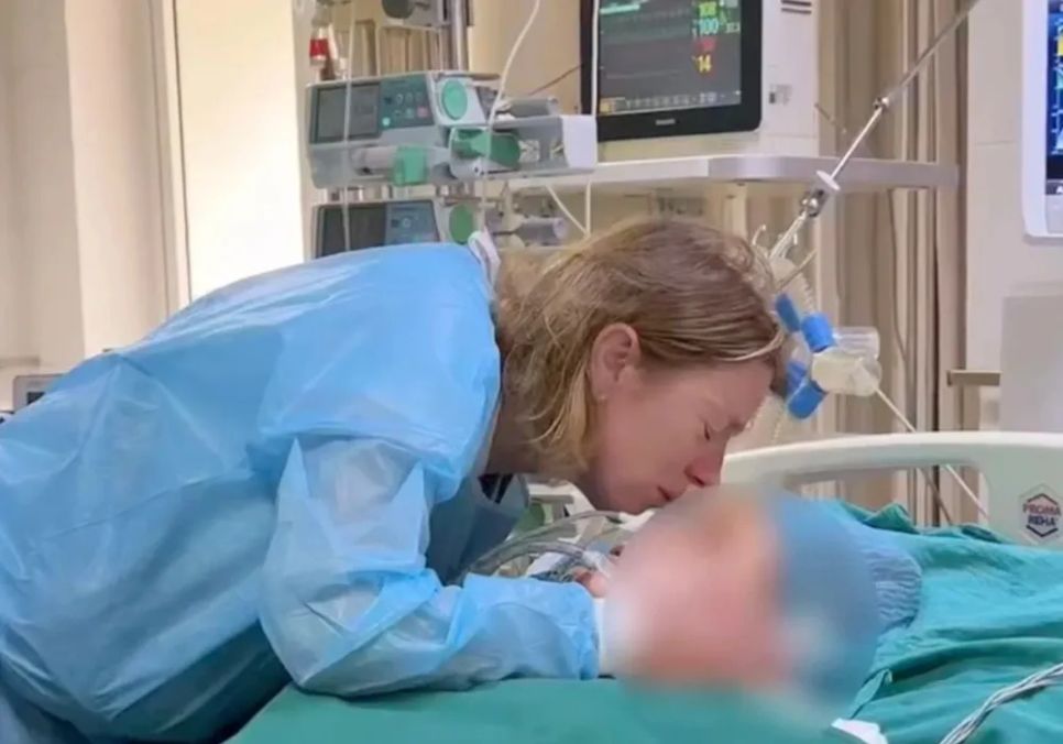 Người mẹ tiễn biệt con gái O.S.W. Ảnh: BVCC