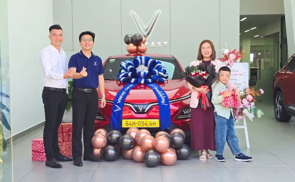 Đại lý VinFast tại Cần Thơ giao xe cho khách hàng trong tháng 3