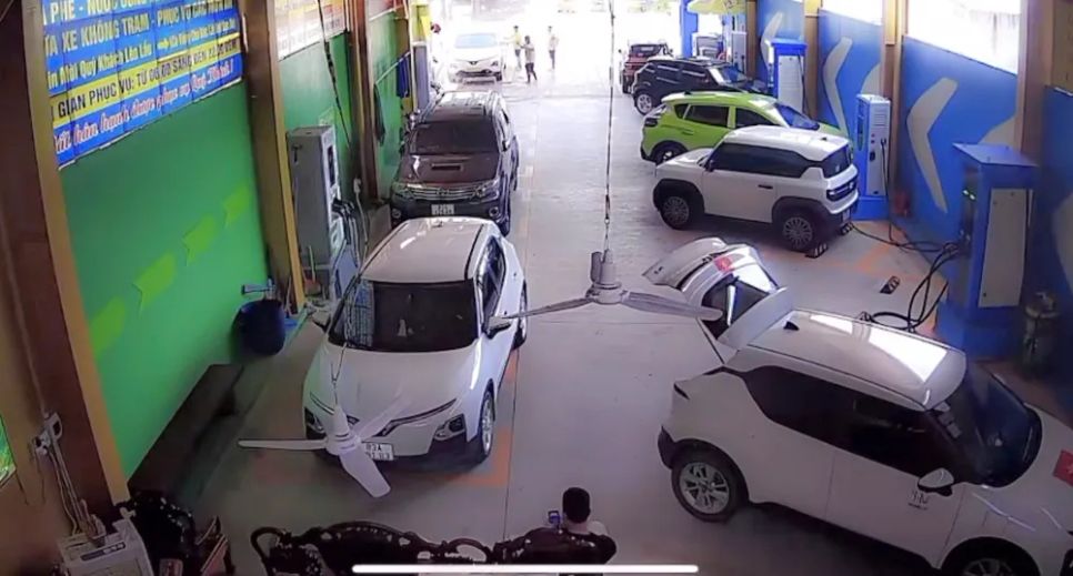 Ghi nhận tại một trạm sạc xe điện trên địa bàn phường Mỹ Xuyên, TP Cần Thơ