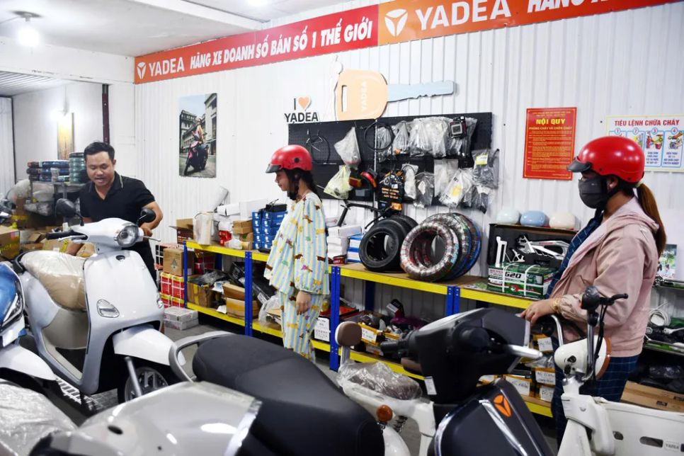 Khách đến xem, mua xe điện tại cửa hàng của ông Nguyễn Duy Khoa (phường Long An, tỉnh Tây Ninh) tăng mạnh trong những ngày qua