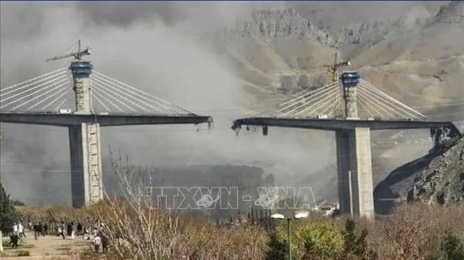 Cầu B1 tại thủ phủ Karaj của tỉnh Alborz, Iran, bị tấn công ngày 2/4/2026. Ảnh: AA/TTXVN Cầu B1 tại thủ phủ Karaj của tỉnh Alborz, Iran, bị tấn công ngày 2/4/2026. Ảnh: AA/TTXVN
