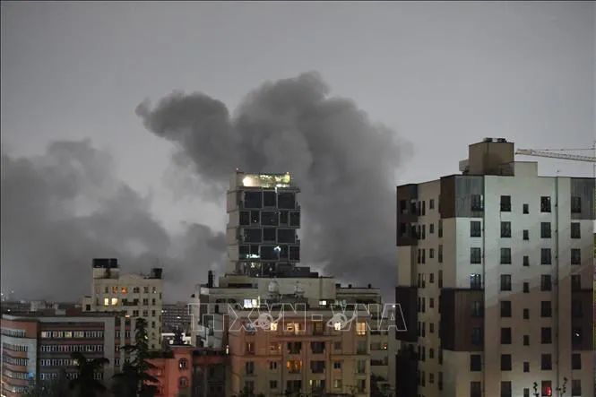 Khói bốc lên sau vụ tấn công tại Tehran, Iran, ngày 28/3/2026. Ảnh: THX/TTXVN