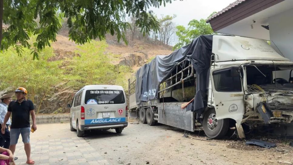 Chiếc xe tải bị hư hỏng nặng Chiếc xe tải bị hư hỏng nặng