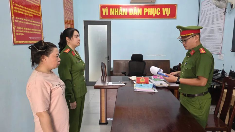 Phạm Thị Hồng Phúc tại cơ quan điều tra. Ảnh: CACC Phạm Thị Hồng Phúc tại cơ quan điều tra. Ảnh: CACC