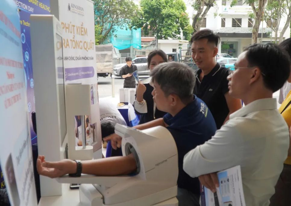 Người dân dùng thử thiết bị y tế tại triển lãm.