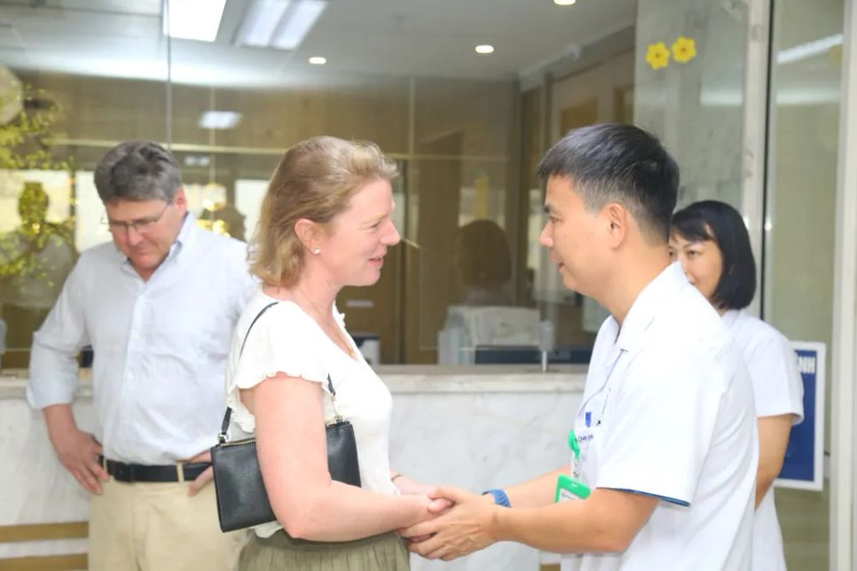 Các bác sĩ Bệnh viện Hữu nghị Việt Đức bày tỏ tri ân sâu sắc tới mẹ chị O.S.W