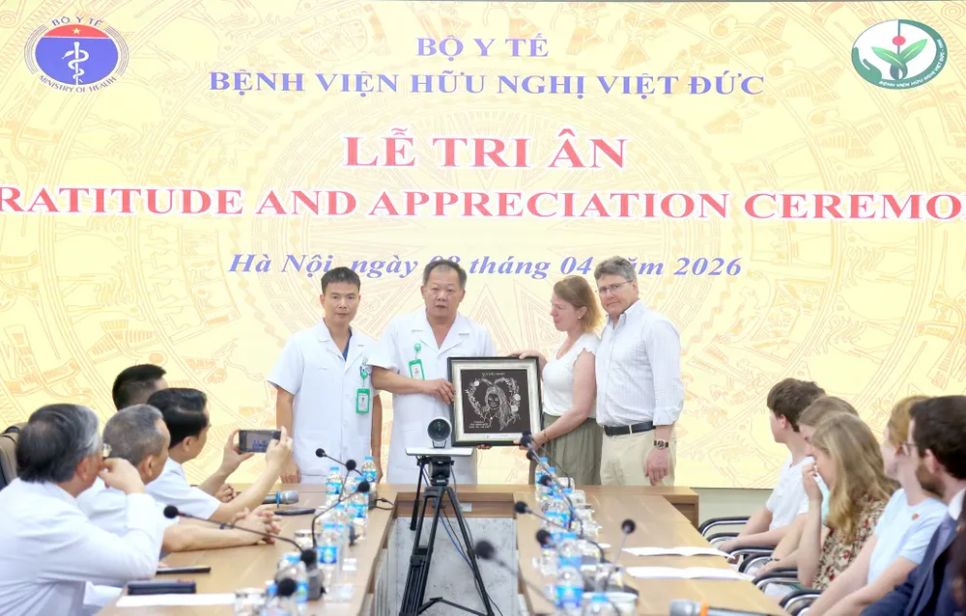 Lãnh đạo Bệnh viện Hữu nghị Việt Đức tri ân gia đình chị O.S.W. vì nghĩa cử cao đẹp. Ảnh: BVCC