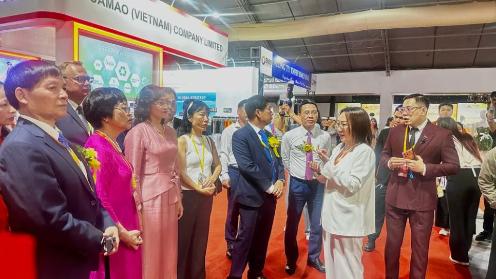 Các đại biểu tham quan gian hàng tại triển lãm Các đại biểu tham quan gian hàng tại triển lãm